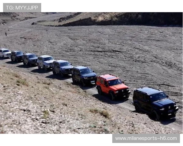 “越野极限：泥浆与沙尘中的生死考验”，越野车在泥里面比赛