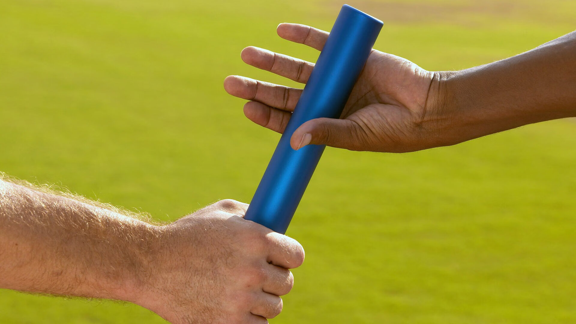 雪地飞盘公开赛 白色背景中橙色飞盘轨迹清晰可见